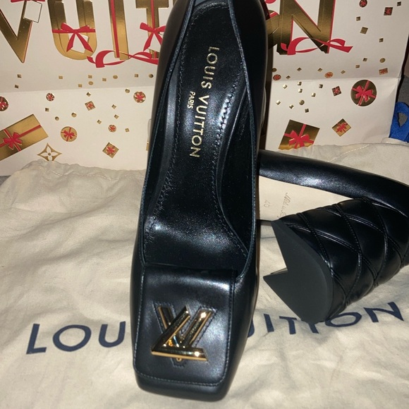 Brand new 2023 Louis Vuitton pumps with gold LV emblem. - Picture 1 of 3